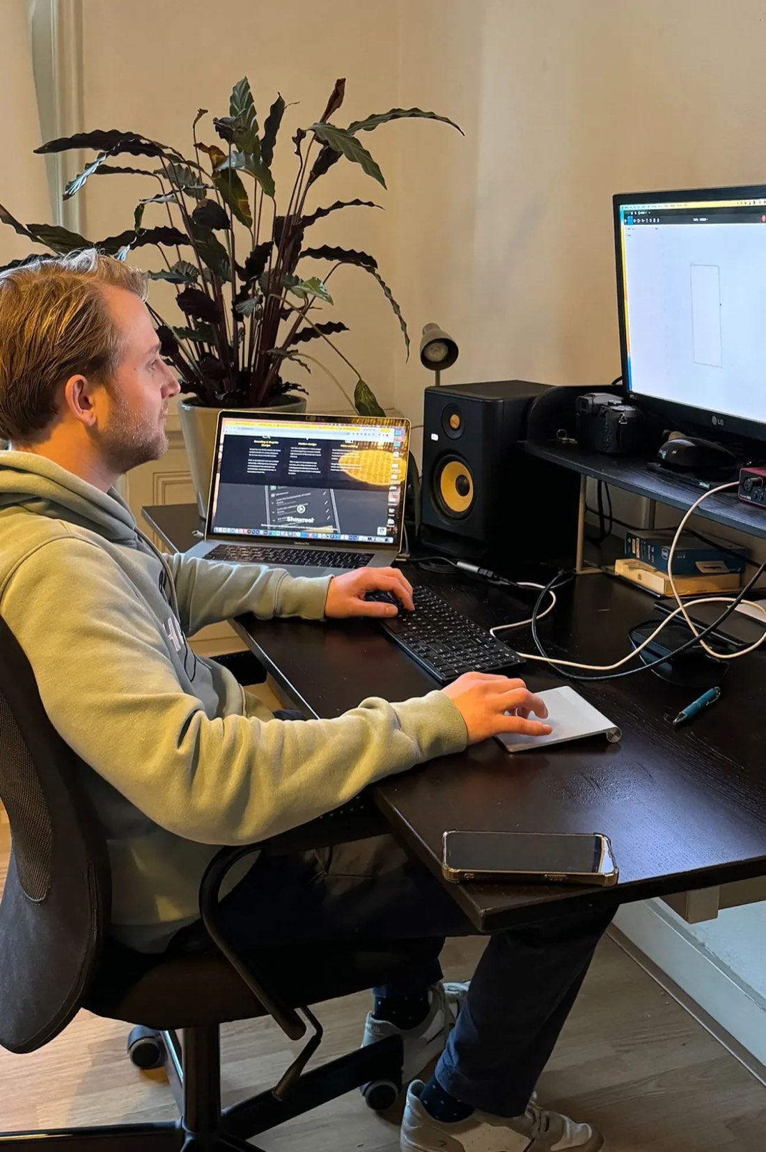 Mickey Stots aan het werk achter zijn bureau